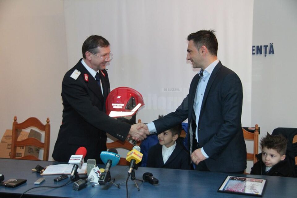 Casca de inspector general al pompierilor din România, oferită cadou omului de afaceri Florin Andronic de generalul de brigada Ion Burlui Casca de inspector general al pompierilor din România, oferită cadou omului de afaceri Florin Andronic de generalul de brigada Ion Burlui