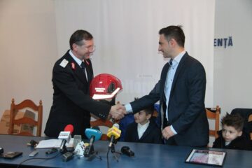 Casca de inspector general al pompierilor din România, oferită cadou omului de afaceri Florin Andronic de generalul de brigada Ion Burlui