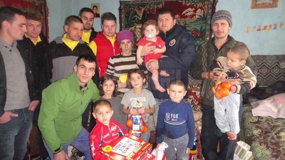 Fotbaliștii rădăuțeni au adus un zâmbet pe fețele unei familii din localitate