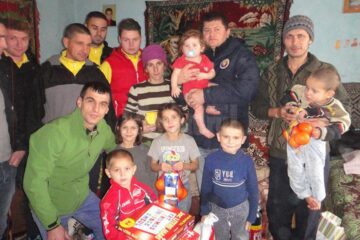 Fotbaliștii rădăuțeni au adus un zâmbet pe fețele unei familii din localitate