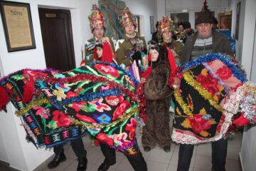 Ansamblul de datini și obiceiuri din Fântânele a colindat redacția Monitorului de Suceava
