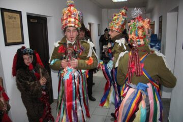 Ansamblul de datini și obiceiuri din Fântânele a colindat redacția Monitorului de Suceava