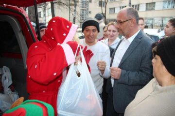 Alexandru Băișanu a oferit cadouri familiilor și copiilor care locuiesc în condiții grele într-un bloc din Suceava