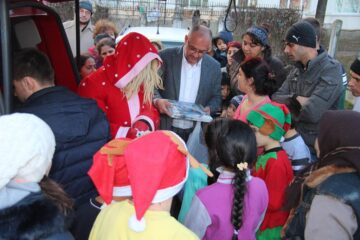Alexandru Băișanu a oferit cadouri familiilor și copiilor care locuiesc în condiții grele într-un bloc din Suceava
