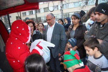 Alexandru Băișanu a oferit cadouri familiilor și copiilor care locuiesc în condiții grele într-un bloc din Suceava