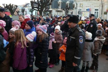 Peste 1.500 de copii din Fălticeni au primit în seara zilei de 24 decembrie cadouri de la Moș Crăciun în Orășelul Copiilor