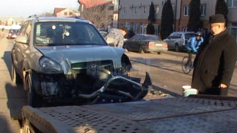 Autoturismul Hyundai care a lovit mașina Prefecturii