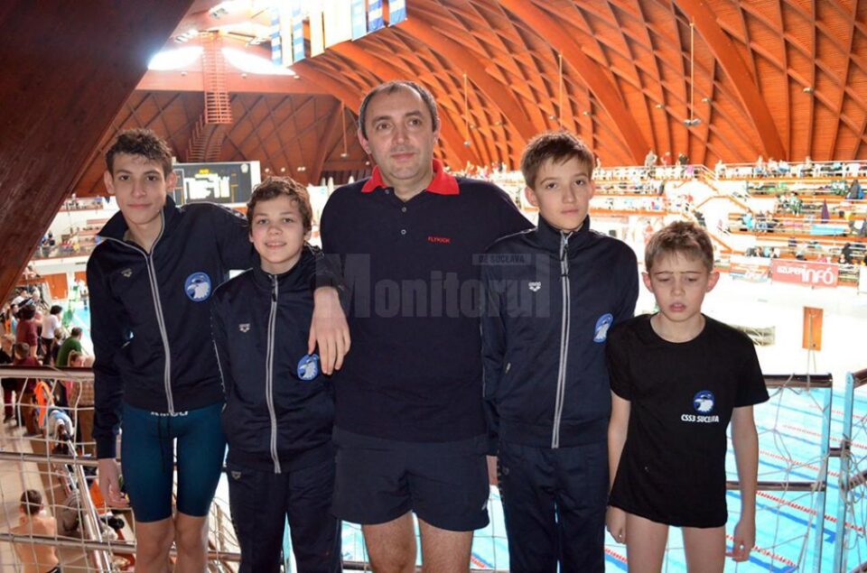 Antrenorul Cezar Moscaliuc alaturi de cei patru sportivi de la CSS 3 Suceava