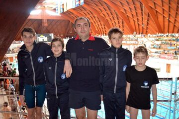 Antrenorul Cezar Moscaliuc alaturi de cei patru sportivi de la CSS 3 Suceava