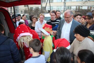 Alexandru Băișanu a oferit cadouri familiilor și copiilor care locuiesc în condiții grele într-un bloc din Suceava