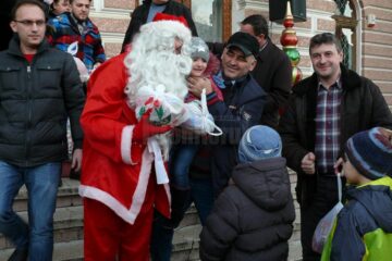 La împățirea darurilor, Moș Crăciun a fost ajutat de primarul Cătălin Coman