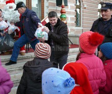 La Fălticeni, în seara de Ajun, Moș Crăciun a adus daruri pentru peste 1.500 de copii