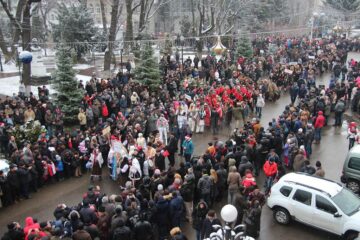 Mii de suceveni s-au adunat în Centru pentru a-i primi pe urătorii veniți din întreg județul