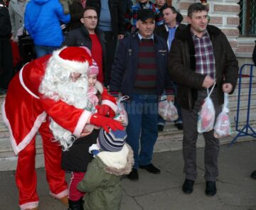 La Fălticeni, în seara de Ajun, Moș Crăciun a adus daruri pentru peste 1.500 de copii