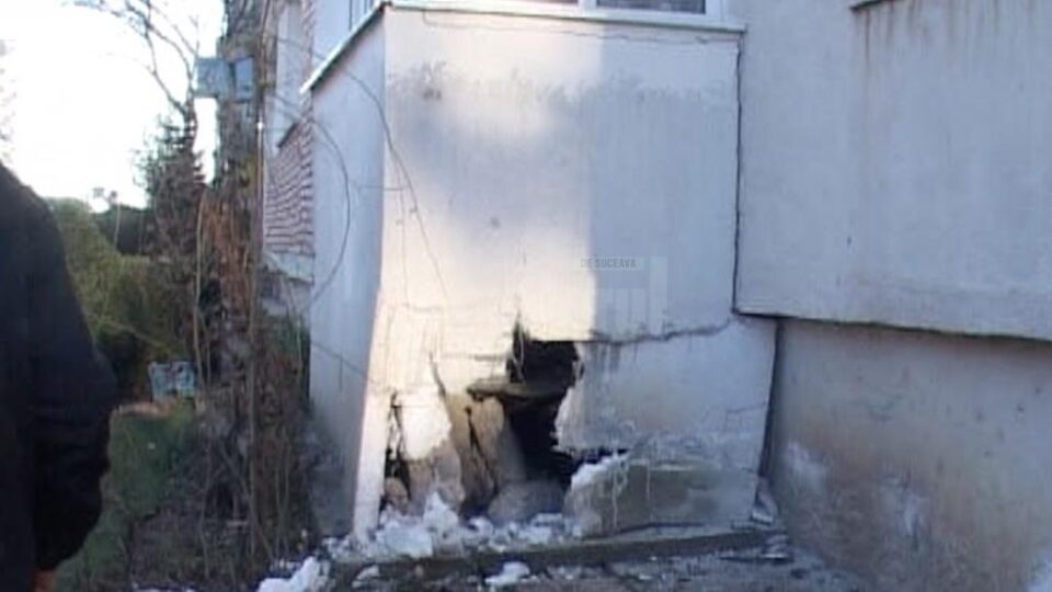 Touaregul Prefecturii a fost proiectat în balconul de la parterul unui bloc de pe strada Bistriței