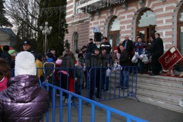 La Fălticeni, în seara de Ajun, Moș Crăciun a adus daruri pentru peste 1.500 de copii