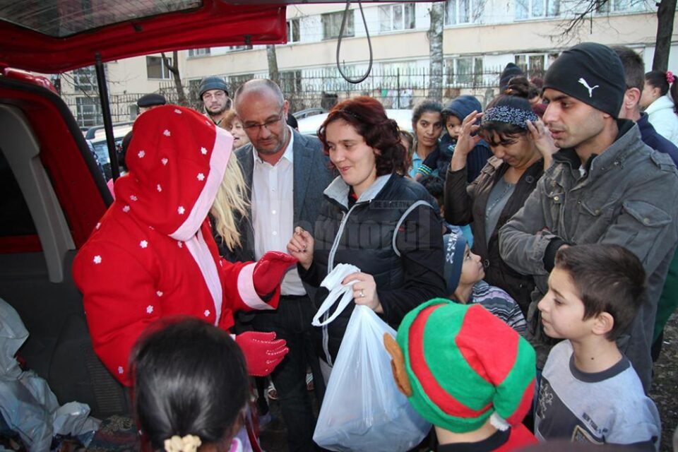 Alexandru Băișanu a împărțit 42 de pachete cu haine pentru părinți și copii, precum și alte 45 de cadouri pentru copii, care conțineau jucării, dulciuri și fructe