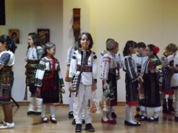 Colindele românești, primite cu aplauze la Festivalul obiceiurilor de iarnă „Florile dalbe” din Cernăuți