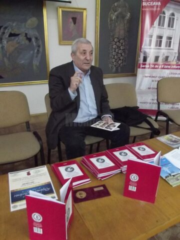 Poetul Ion Cozmei la lansarea volumului Tâlcuitorul de semne