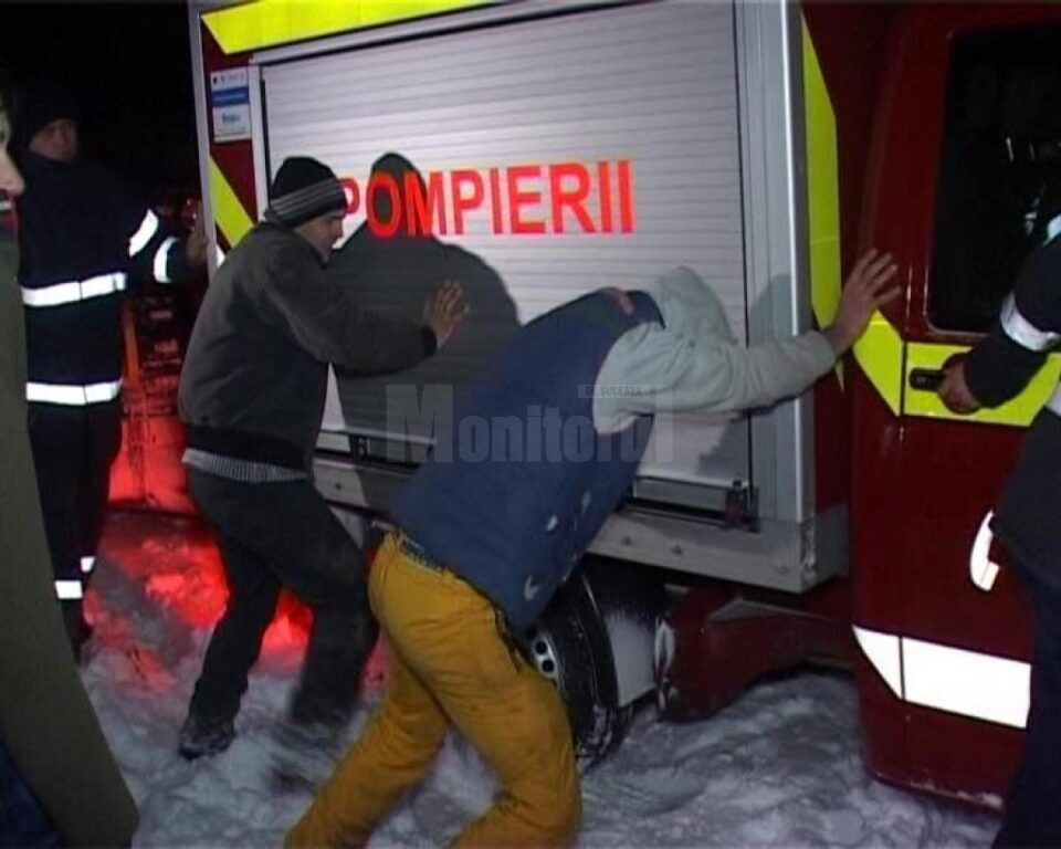 Autospeciala pompierilor a rămas la un moment dat blocată în nămeți