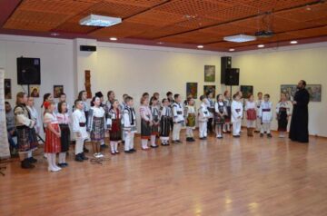 Colindele românești, primite cu aplauze la Festivalul obiceiurilor de iarnă „Florile dalbe” din Cernăuți