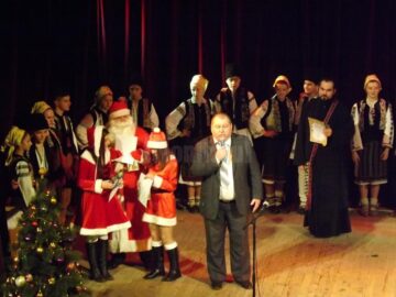 Colindele românești, primite cu aplauze la Festivalul obiceiurilor de iarnă „Florile dalbe” din Cernăuți