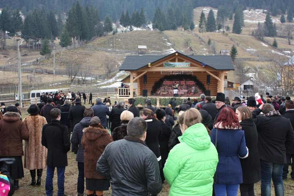 Câteva mii de persoane au participat la festivalul de obiceiuri de iarnă organizat în comuna Sadova