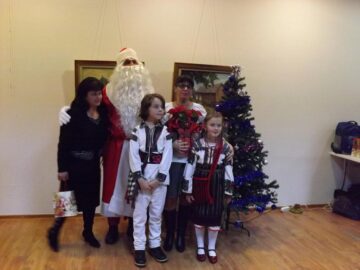Colindele românești, primite cu aplauze la Festivalul obiceiurilor de iarnă „Florile dalbe” din Cernăuți