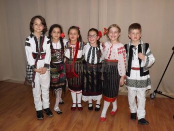 Colindele românești, primite cu aplauze la Festivalul obiceiurilor de iarnă „Florile dalbe” din Cernăuți