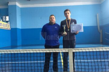 Profesorul Mihai Pop, alături de proaspătul câștigător al turneului de la Câmpulung Moldovenesc
