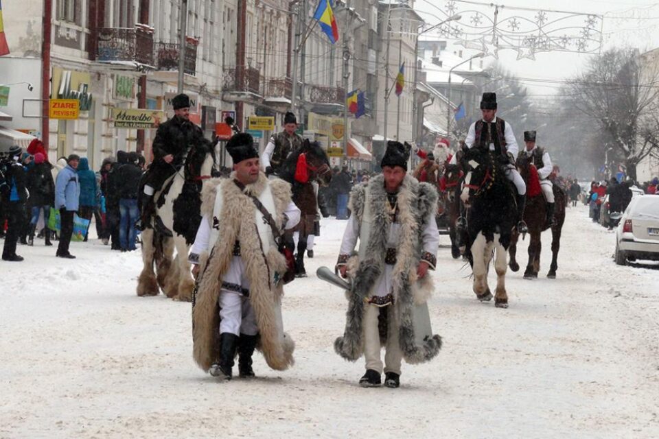 Festivalul Național de datini și obiceiuri populare de iarnă “Porniți Plugul, Feți Frumoși!” din Vatra Dornei