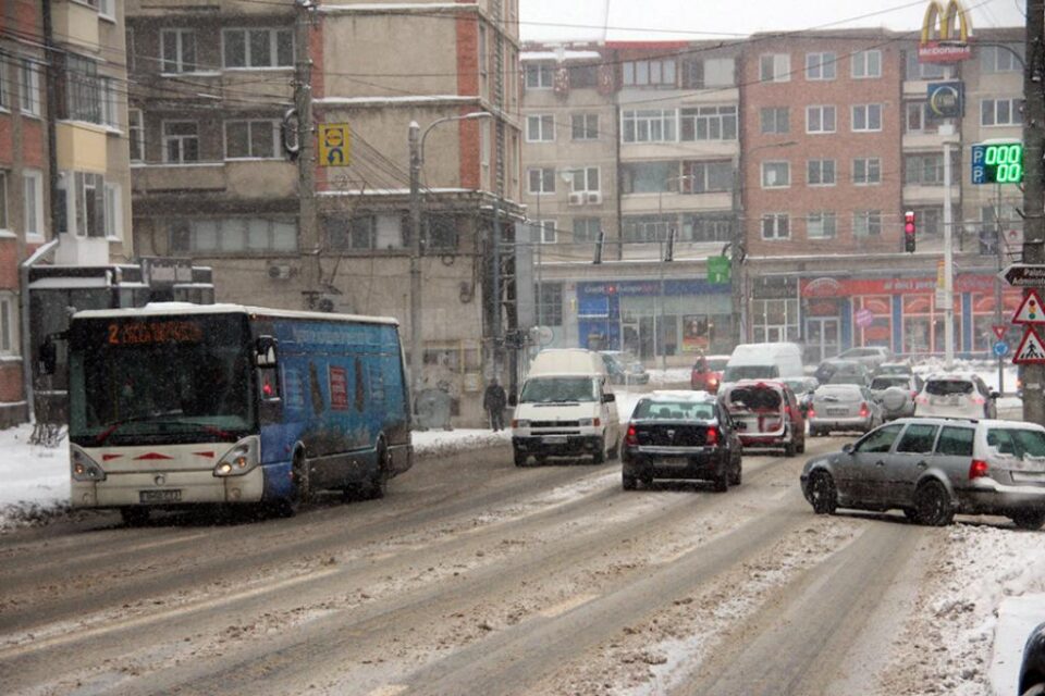 De Revelion, programul autobuzelor de pe liniile 2 și 4 a fost prelungit până spre ora 2.00