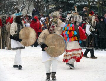 Festivalul Național de datini și obiceiuri populare de iarnă “Porniți Plugul, Feți Frumoși!” din Vatra Dornei