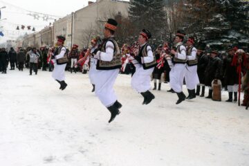“Porniți Plugul, Feți Frumoși!”, un festival care promovează tradițiile