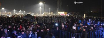 Cei mai mulți suceveni au venit în parcarea centrului comercial aproape de miezul nopții. Foto: www.orasulsuceava.ro