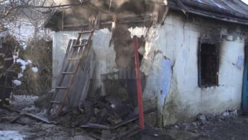 Doi bătrâni morți și un al treilea în stare gravă, după ce au luat foc în propriile case
