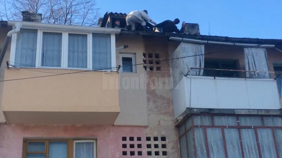 Intervenție la limită pentru salvarea unui individ violent, urcat pe un bloc