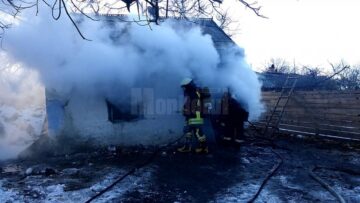 Doi bătrâni morți și un al treilea în stare gravă, după ce au luat foc în propriile case