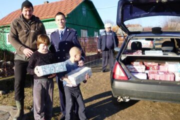 Polițiștii au făcut chetă pentru familia nenorocită de un incendiu în care au pierit o mamă și un copil