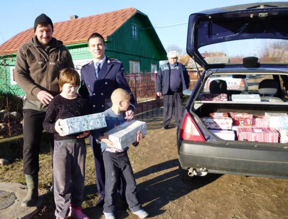 Polițiștii au făcut chetă pentru familia nenorocită de un incendiu în care au pierit o mamă și un copil