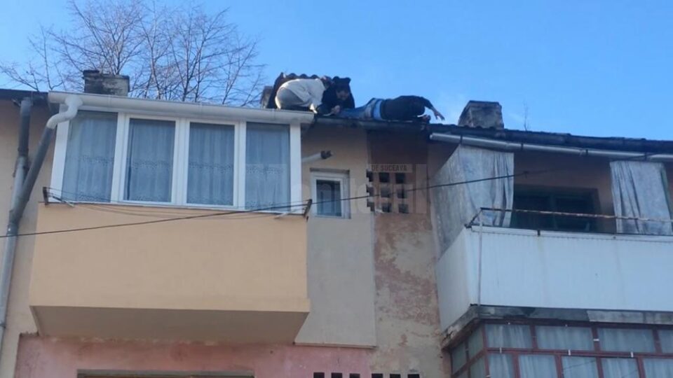 Intervenție la limită, de risc maxim, pentru salvarea unui individ violent, urcat pe un bloc