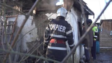 Doi bătrâni morți și un al treilea în stare gravă, după ce au luat foc în propriile case