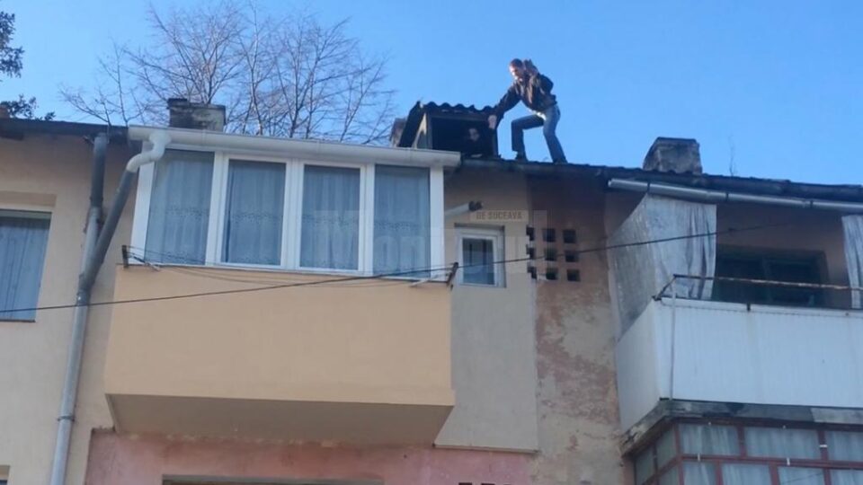 Intervenție la limită, de risc maxim, pentru salvarea unui individ violent, urcat pe un bloc