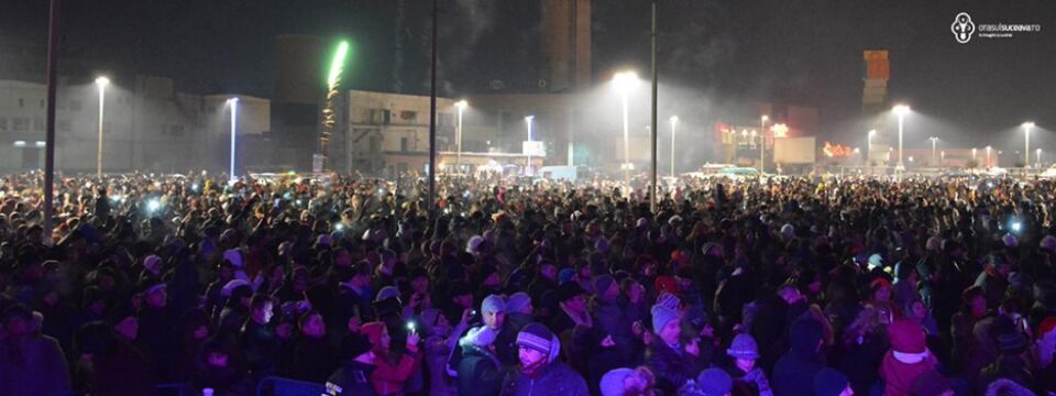 Cei mai mulți suceveni au venit în parcarea centrului comercial aproape de miezul nopții. Foto: www.orasulsuceava.ro Cei mai mulți suceveni au venit în parcarea centrului comercial aproape de miezul nopții. Foto: www.orasulsuceava.ro