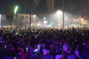 Cei mai mulți suceveni au venit în parcarea centrului comercial aproape de miezul nopții. Foto: www.orasulsuceava.ro