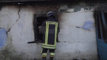 Doi bătrâni morți și un al treilea în stare gravă, după ce au luat foc în propriile case