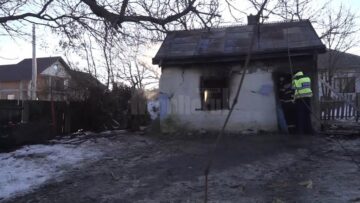 Doi bătrâni morți și un al treilea în stare gravă, după ce au luat foc în propriile case