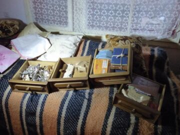 Incredibila poveste a colonelului care a strâns o avere pe care a lăsat-o la îndemâna hoților, într-o casă nelocuită