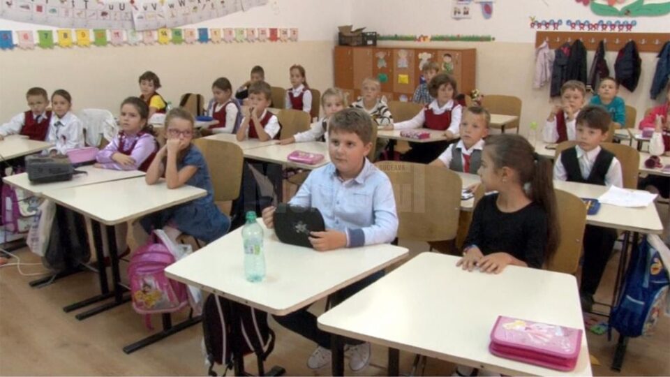 Elevii din clasele I și a II-a nu au avut manuale la începutul acestui an școlar