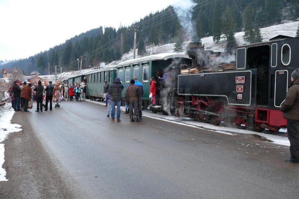 Turiștii care au plecat la drum cu trenul de epocă au avut ocazia să vadă peisaje de basm, să fie urați și colindați Turiștii care au plecat la drum cu trenul de epocă au avut ocazia să vadă peisaje de basm, să fie urați și colindați